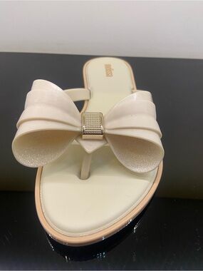 Melissa Cream Bow Thong Sandal with Gold Accent size 6